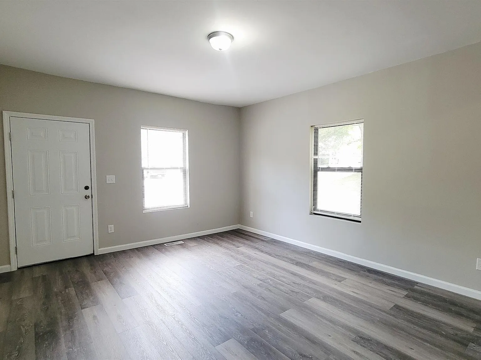 1142 S Dekalb St — Photo 3