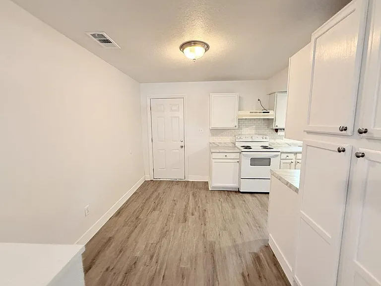 610 W Avenue B — Photo 8