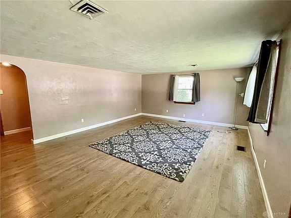 3rd image of 1036 E 4th St