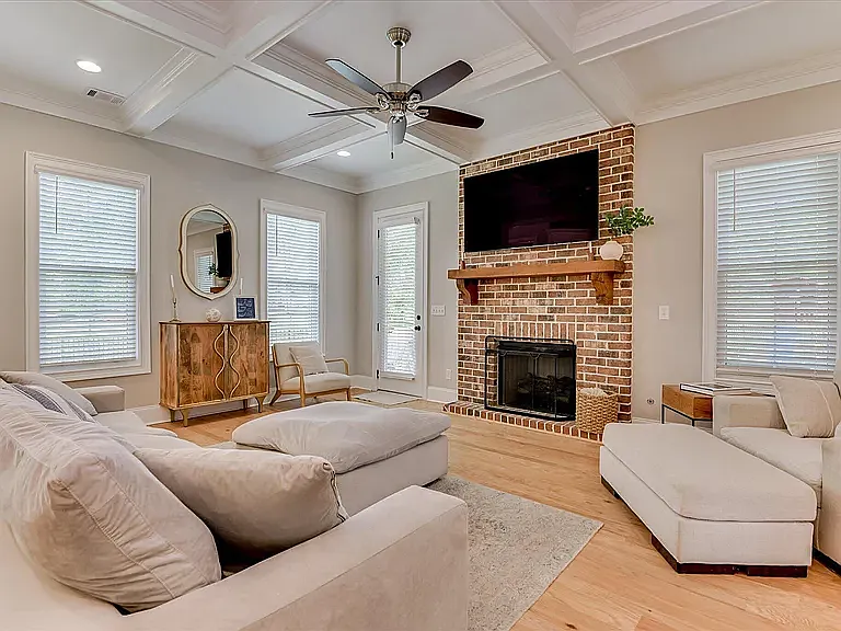 566 River Oaks Ln — Photo 3