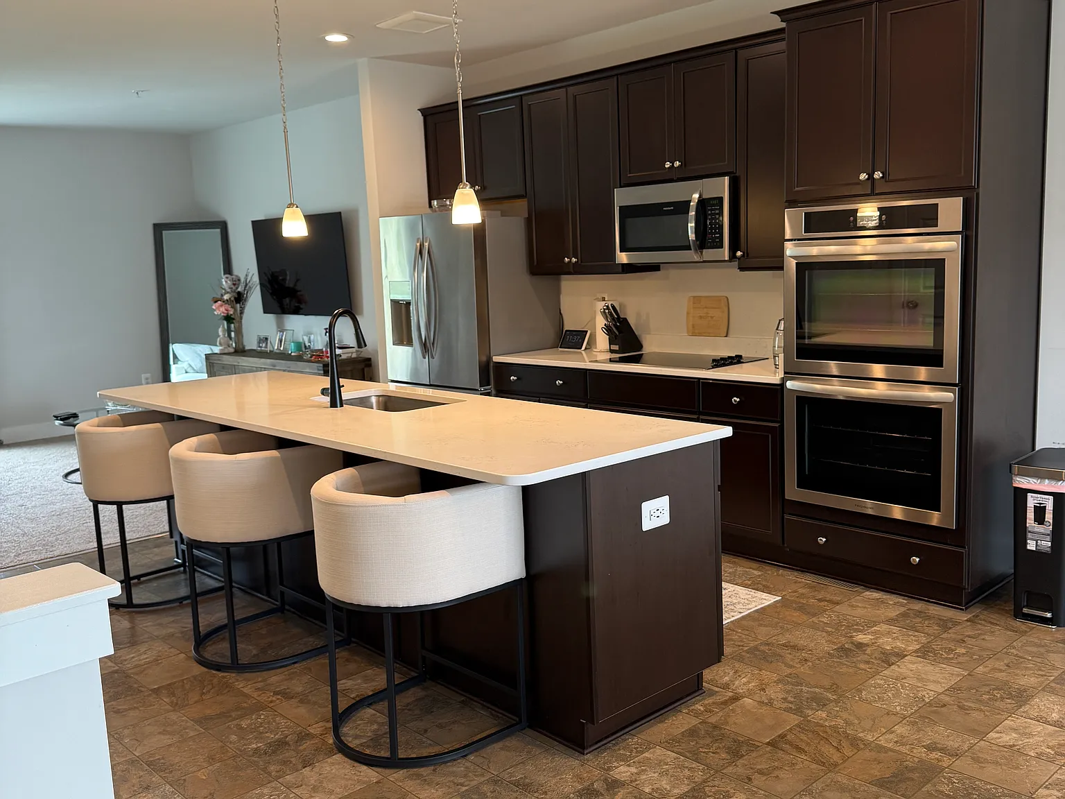 3 bed, 2320 sqft, $2,600 — Photo 2
