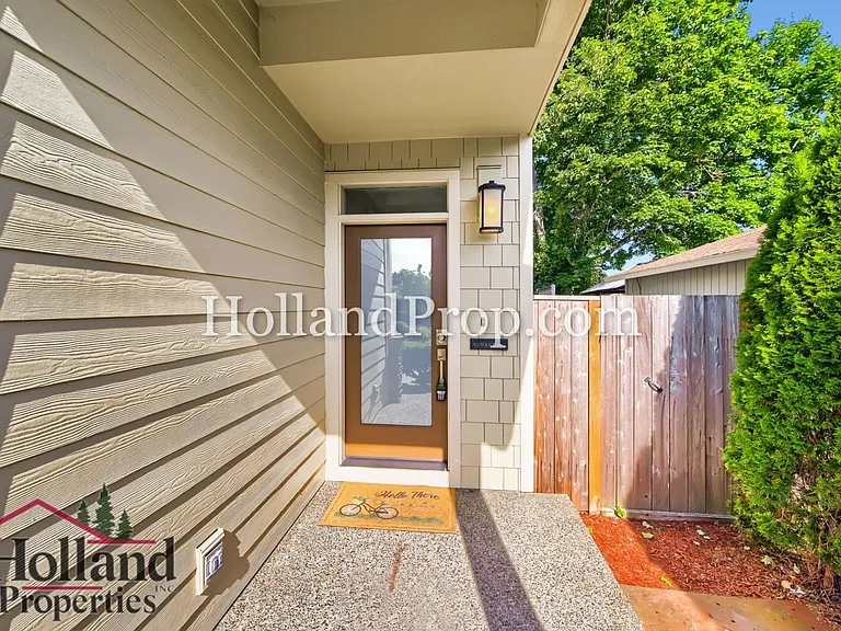 131 NE 30th Ave — Photo 3