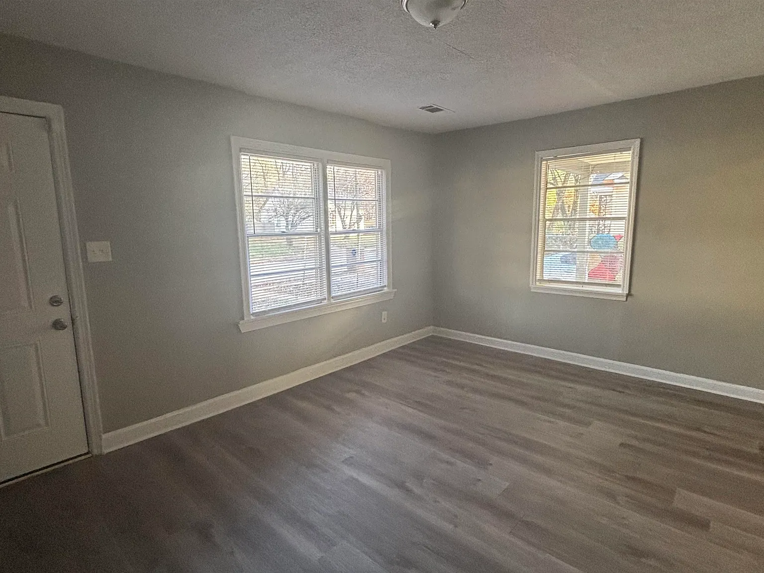3 bed, 2.0 bath, 1276 sqft, $1,350 — Photo 2