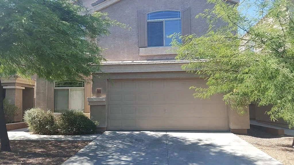 3 bed, 2.5 bath, 2178 sqft, $2,400 — Photo 1