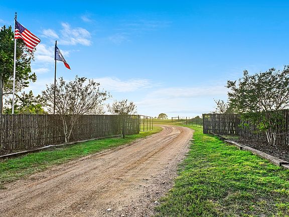3rd image of 4066 Twin Oaks Ln