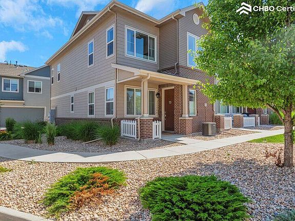 Townhome - spacious end unit