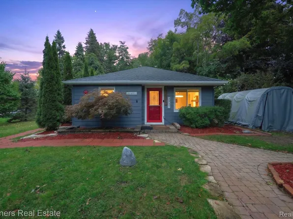 3937 Highcrest Dr, Brighton, MI 48116