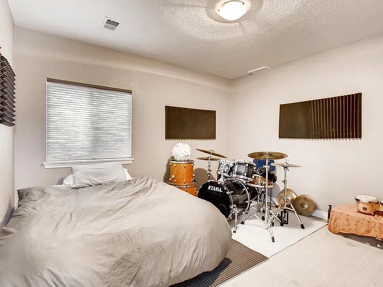 4th Bedroom in basement with walk in closet (drums not included)