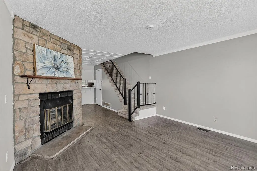 2 bed, 1.5 bath, 1036 sqft, $1,980 — Photo 2