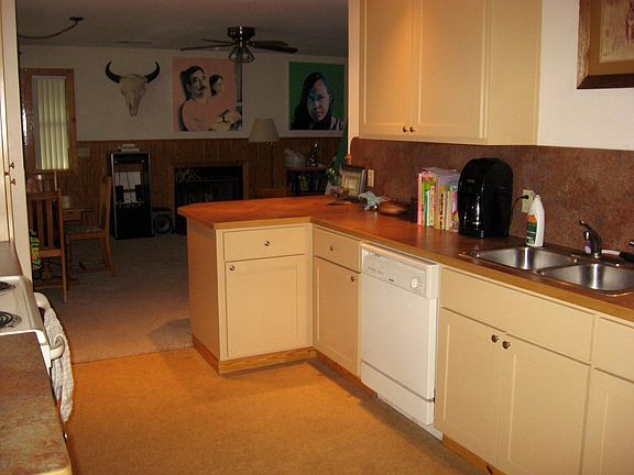 Kitchen (left side, looking into living room, pic shared by