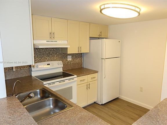 5th image of 9785 Nob Hill Ct Unit 9785