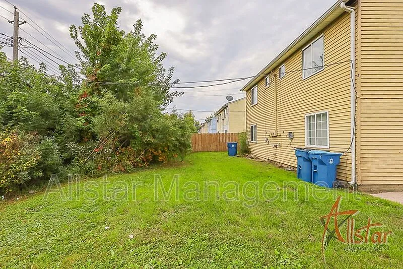 2 bed, 1.0 bath, 864 sqft, $800 — Photo 2