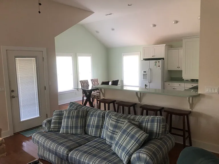 219 Quail Ln — Photo 3