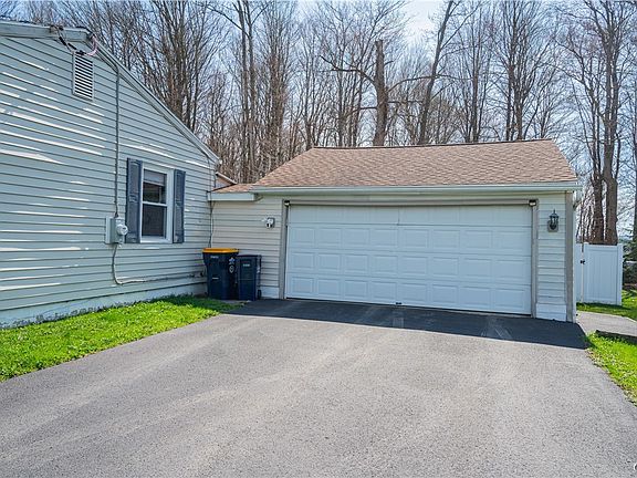 4th image of 22 Cedarbrook Cres