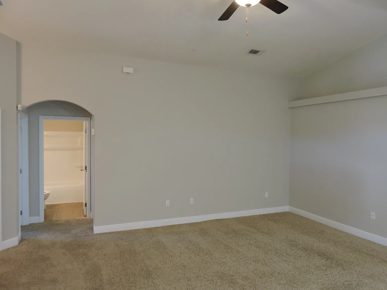 3 bed, 2.0 bath, 1615 sqft, $1,900 — Photo 3