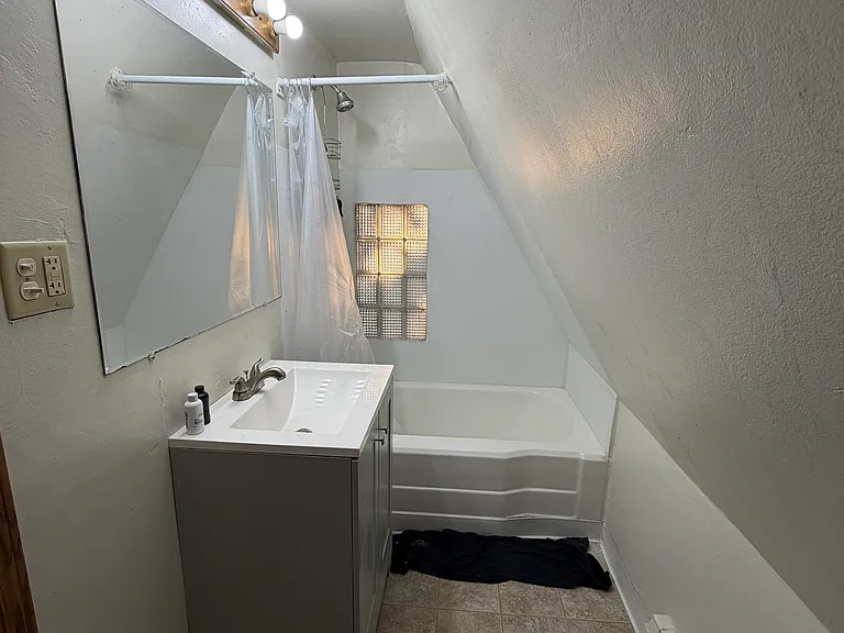 229 Oxford Ave — Photo 8