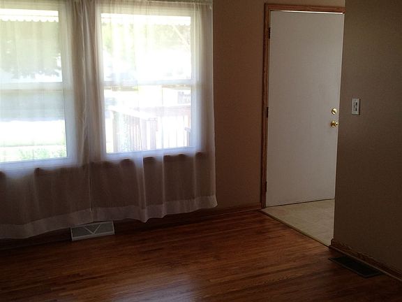Living Room looking to the Front 11 ft 6 in x 17 ft