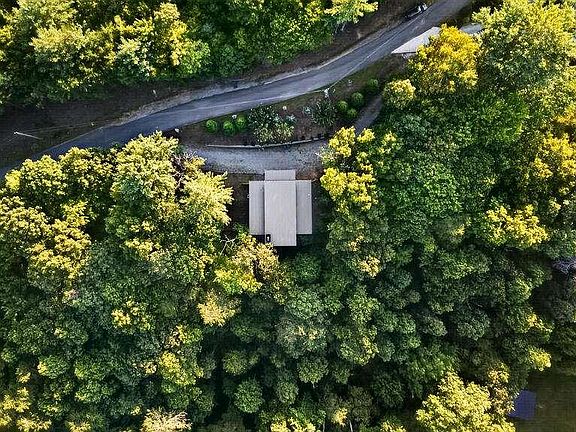 4th image of 78 Deer Crest Rd