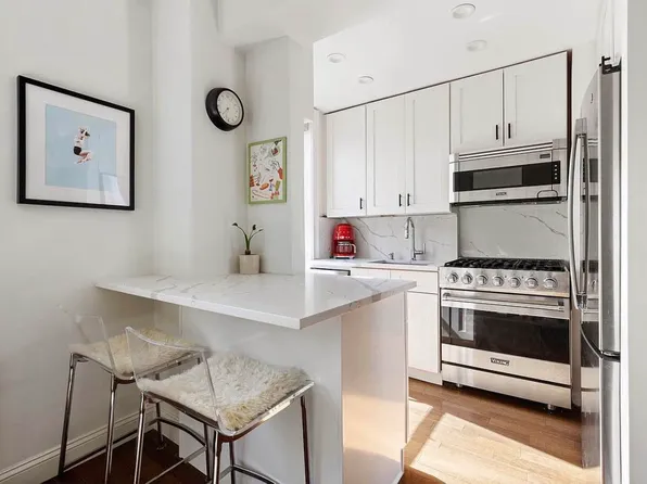 161 West 16th Street image 2 of 11