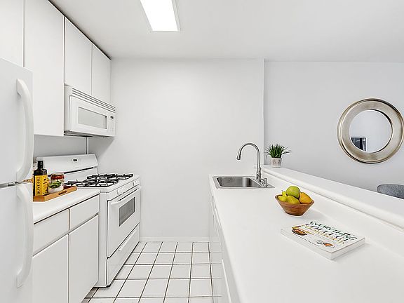 3rd image of 215 W 95th St APT 10L