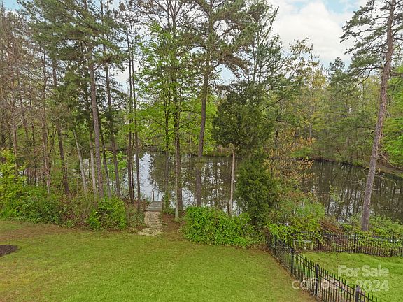 4th image of 2033 Newport Dr