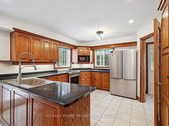 4th image of 3016 Cole Rd