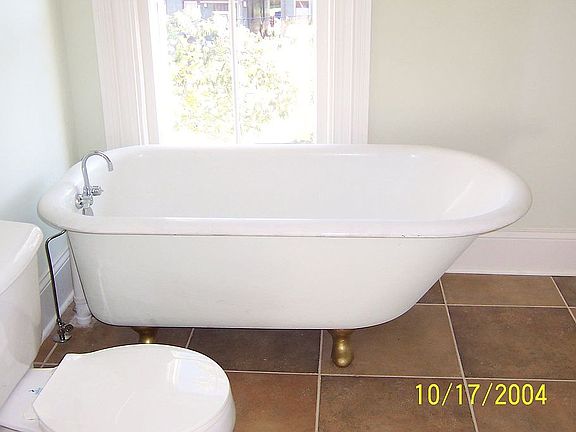 Claw Foot Tub/Shower 3rd Floor