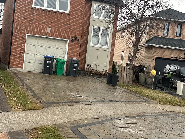 7200 Harding Cres — Photo 3