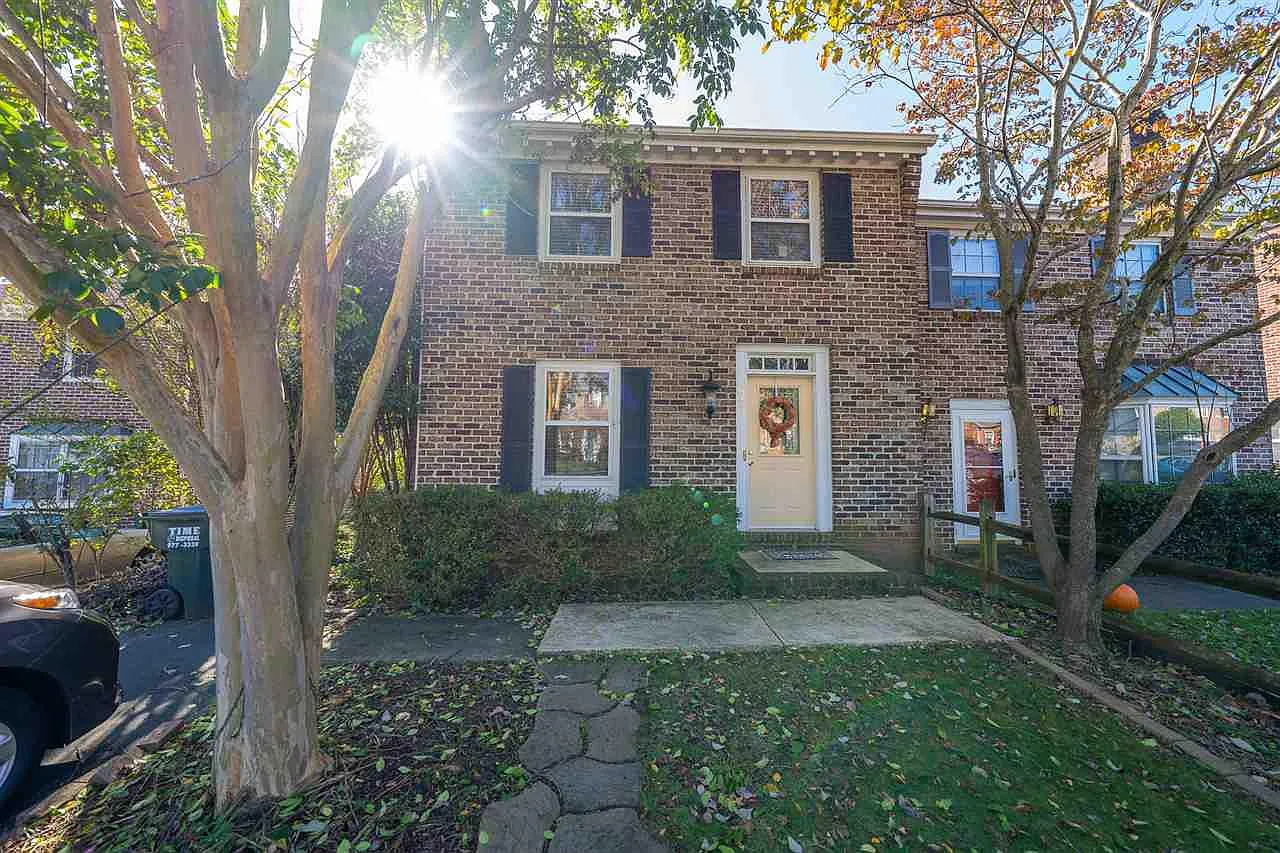 71 Court Pl photo 1