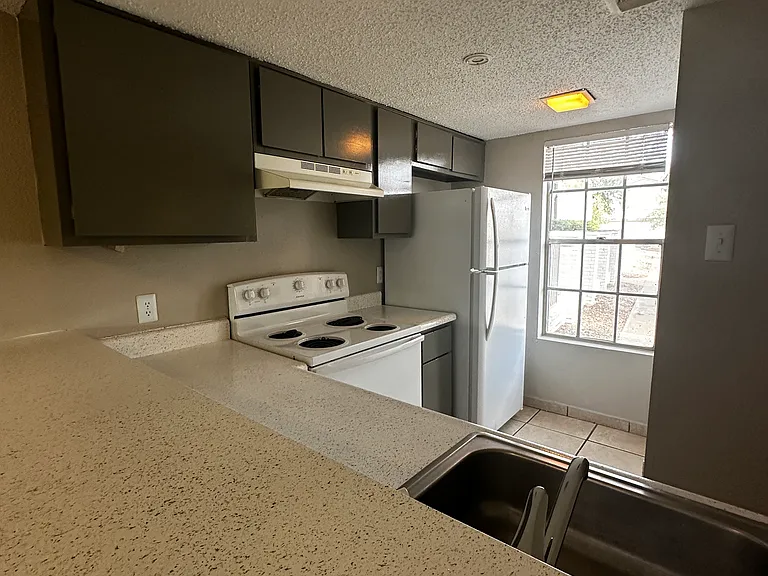 Craddock Ave — Photo 1