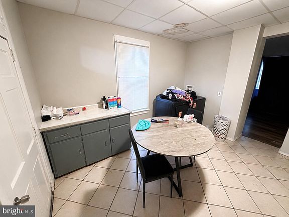 5th image of 13 E Lee St