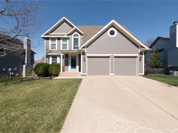 992 E New London Dr, Olathe, KS 66061