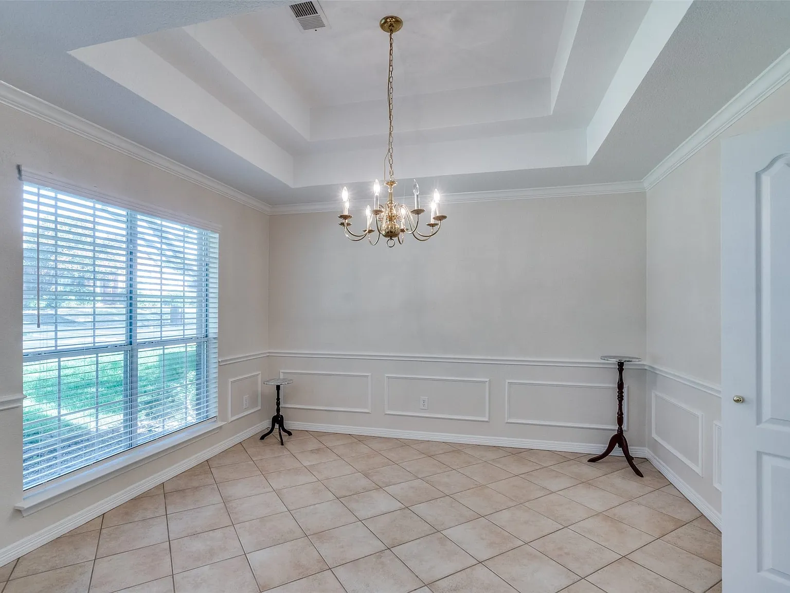 4 bed, 2.0 bath, 2183 sqft, $3,000 — Photo 4