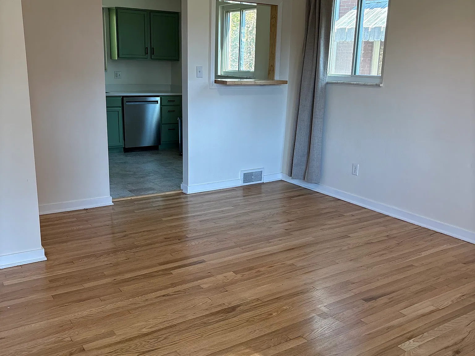3 bed, 1218 sqft, $2,400 — Photo 4