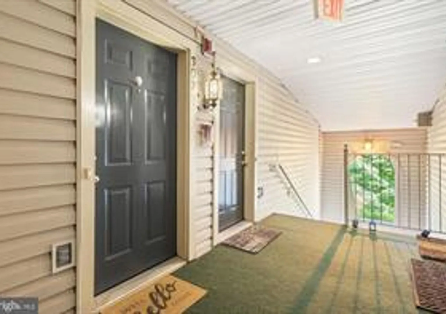 Gorgeous 2 level condo only 1 block from West Falls Church Metro. — Photo 3