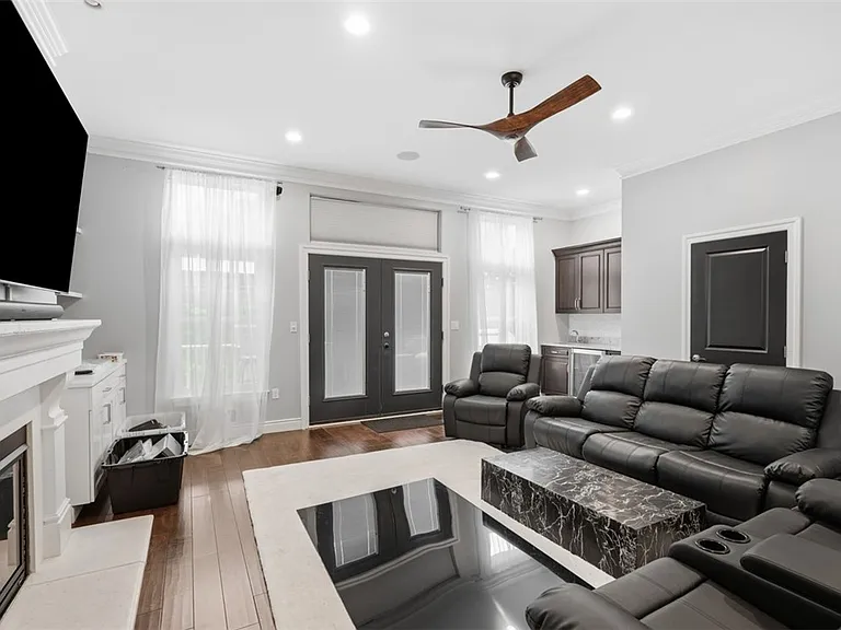 390 Bradley St — Photo 9