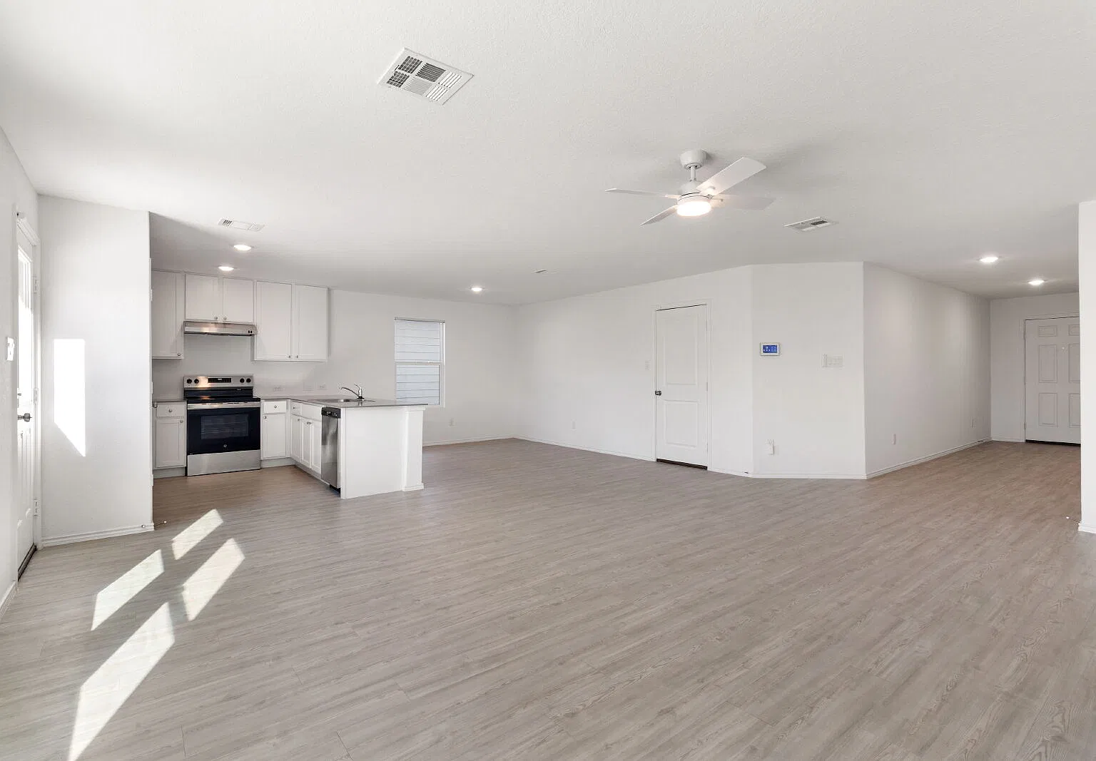 4 bed, 2.5 bath, 1957 sqft, $1,800 — Photo 4