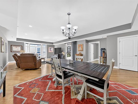5th image of 842 N New Ballas Ct Unit 102