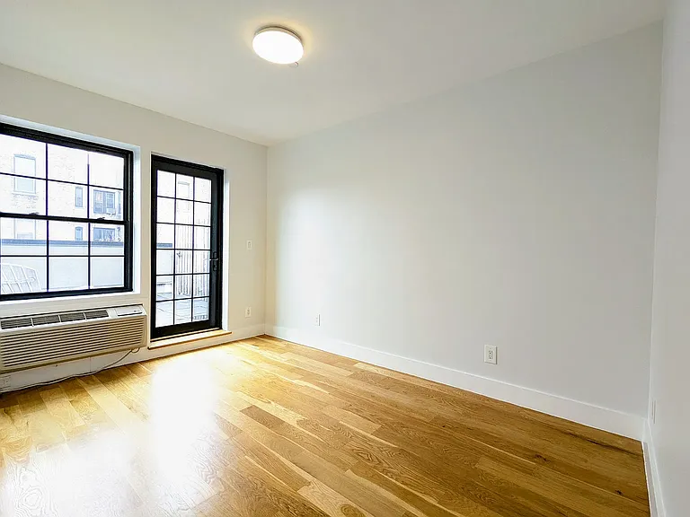 490 Van Buren St #4C — Photo 6