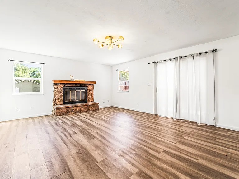 560 Russell St — Photo 15