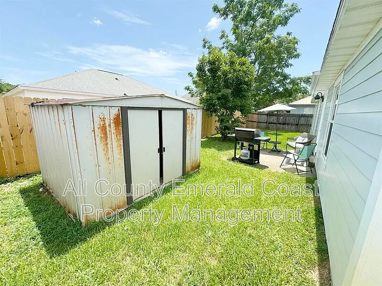 915 Emily Cir — Photo 33