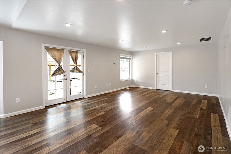 5th image of 1228 143rd Street E