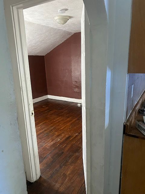 2nd image of 14113 Maple Ave #Up