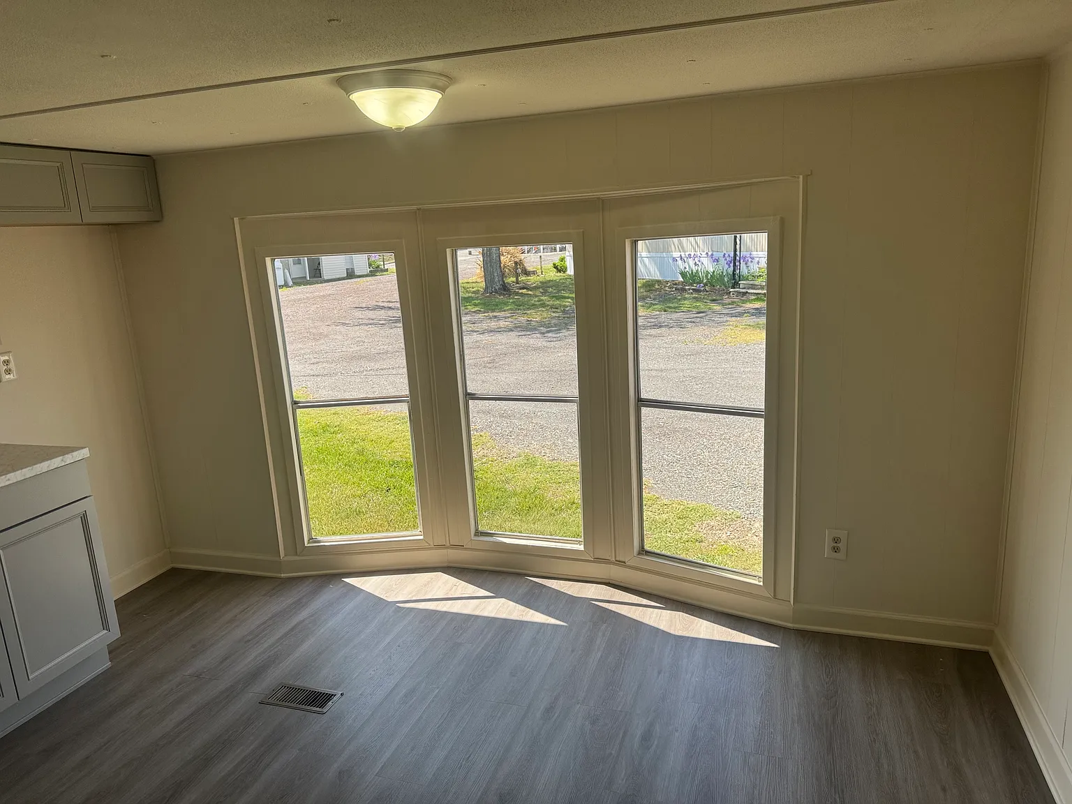 3 bed, 1100 sqft, $1,550 — Photo 2