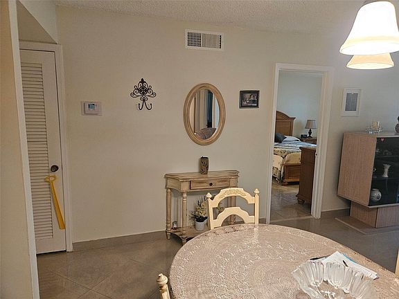 5th image of 959 SE 2nd Avenue #117