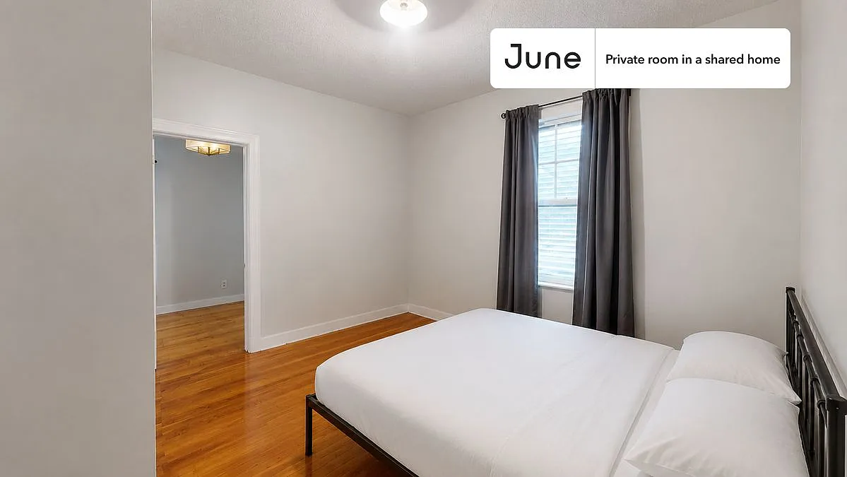 Queen bedroom in 4 bed/1 bath home in Dorchester Center #568 D — Photo 1