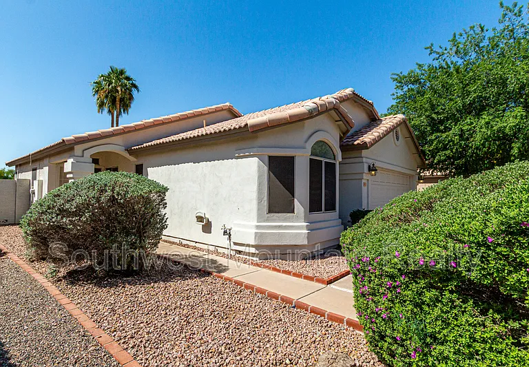 881 E Baylor Ln — Photo 5
