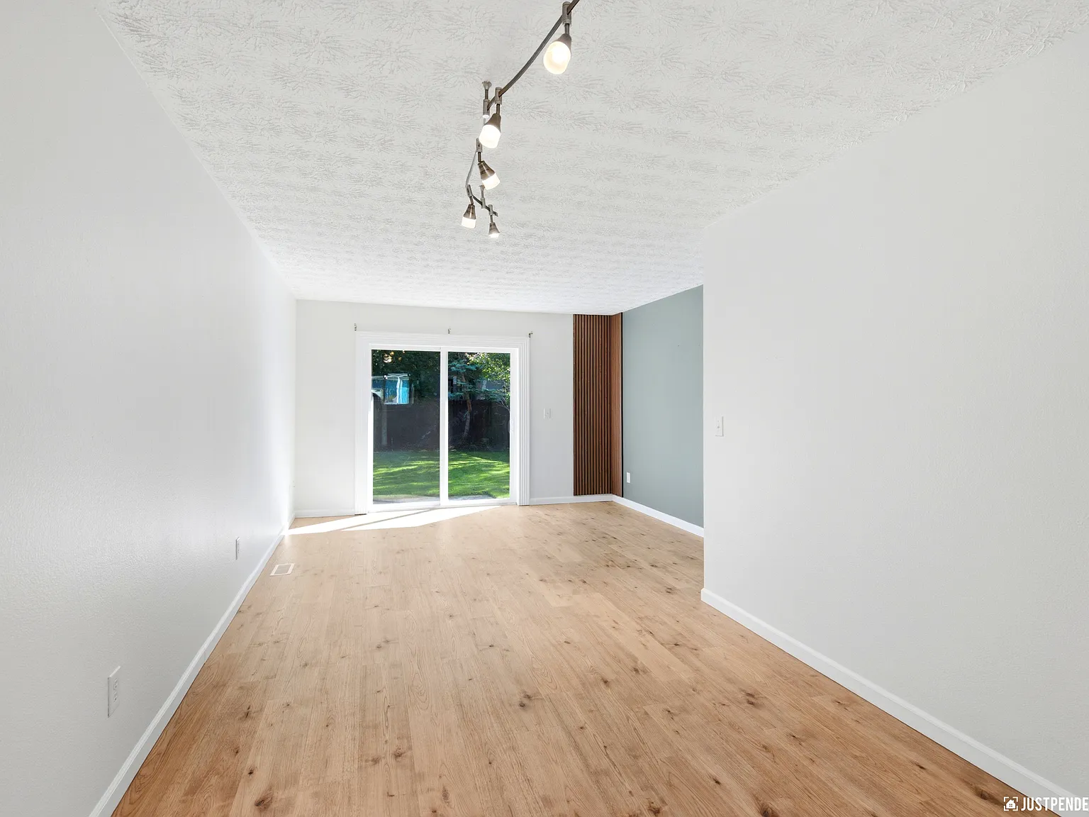 2 bed, 856 sqft, $2,200 — Photo 2