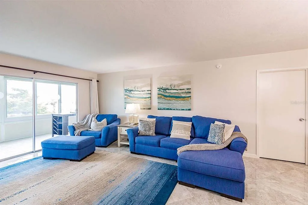 2 bed, 2.0 bath, 1163 sqft, $8,400 — Photo 3