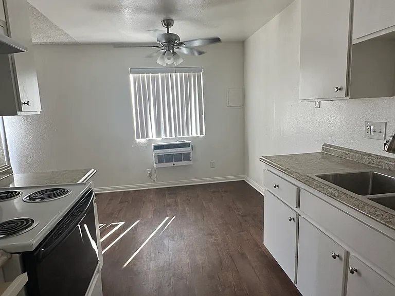 16205 Woodruff Ave — Photo 10